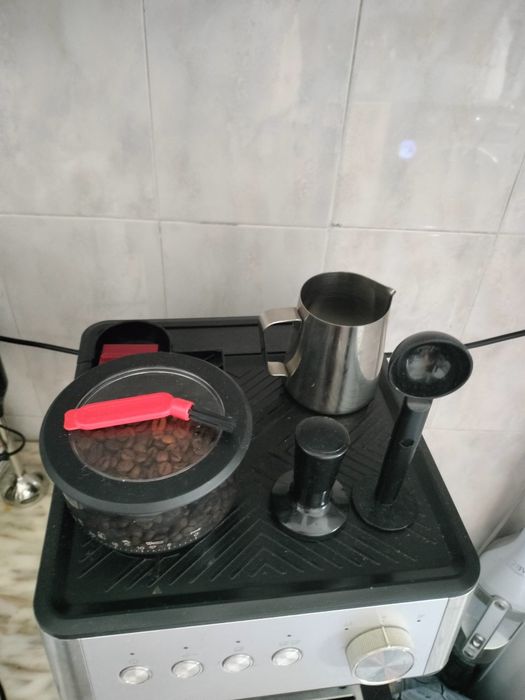 Máquina de Café Expresso Qilive Q.5233 com Moinho Integrado – Excelente Estado