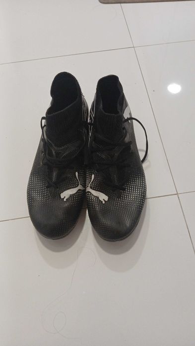 Tenis de futebol 35 e 36 menino, pouco uso