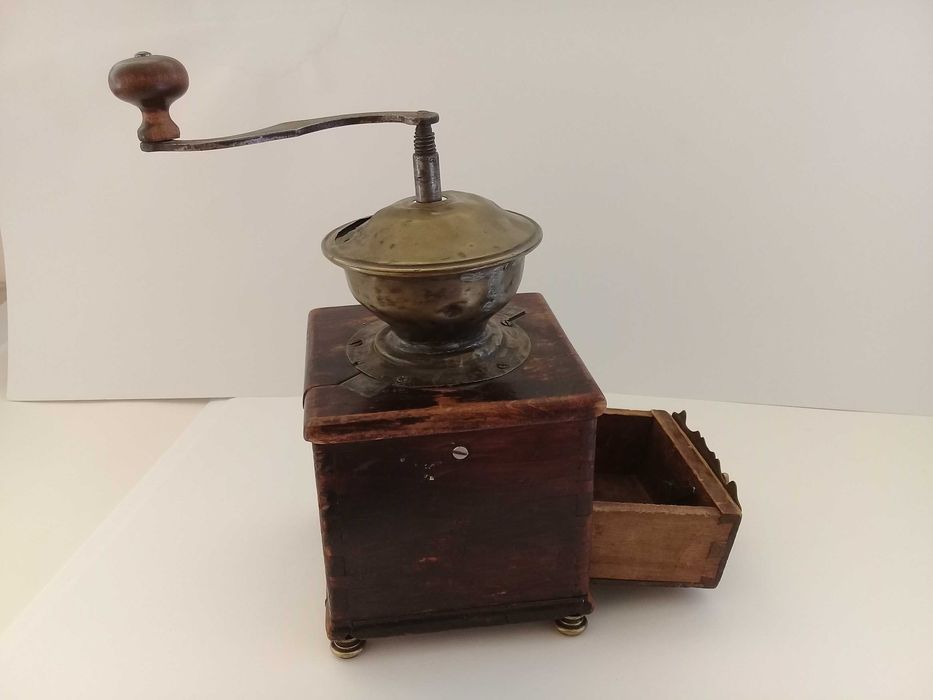 Продам кофемолку 1902 года. Антиквариат. Всё родное.
