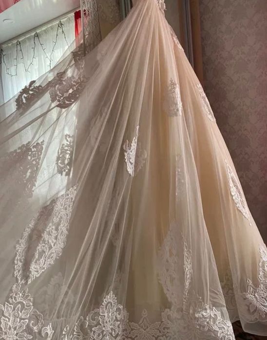 Весільна сукня зі шлейфом