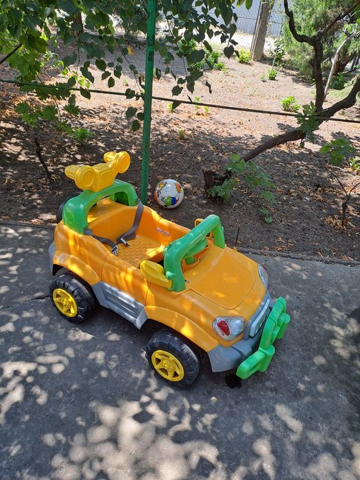 Дитячий електромобіль