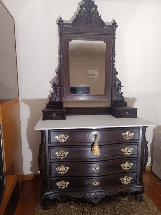 Magnífica cómoda antiga restaurada estilo D João V com toucador com espelho