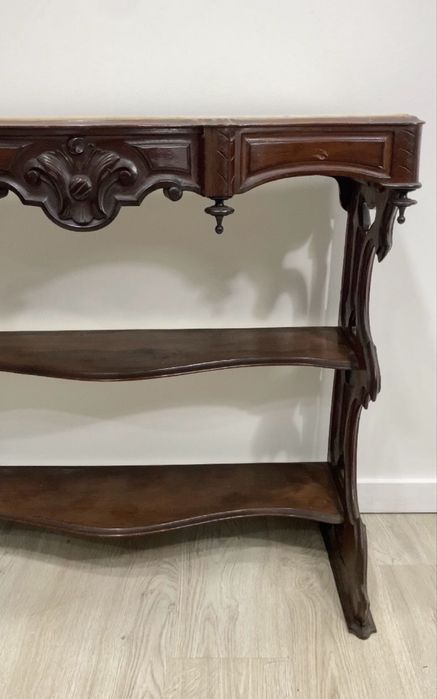 Antiga consola / credencia.