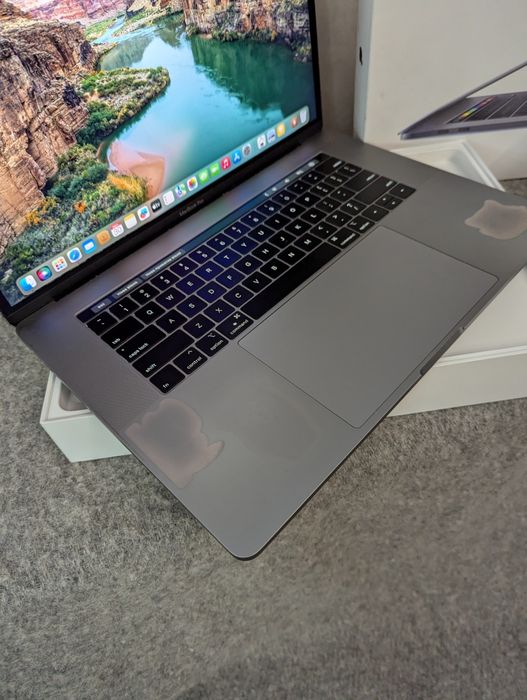 MacBook Pro 15" (2019) — i7 / 16GB / 250GB SSD / Radeon Pro 555X