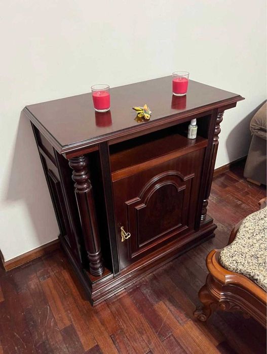 Bar antigo em madeira maciça