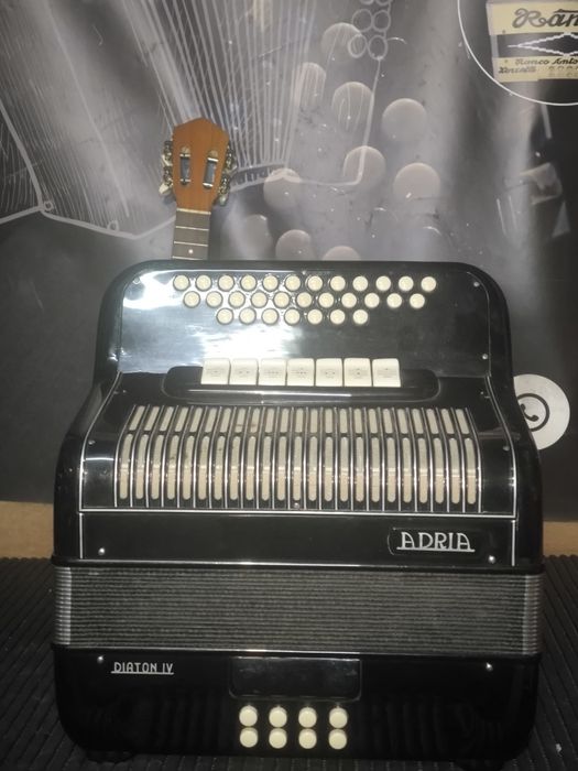 Concertina Adria a 4 vós está nova em lá Sustenido