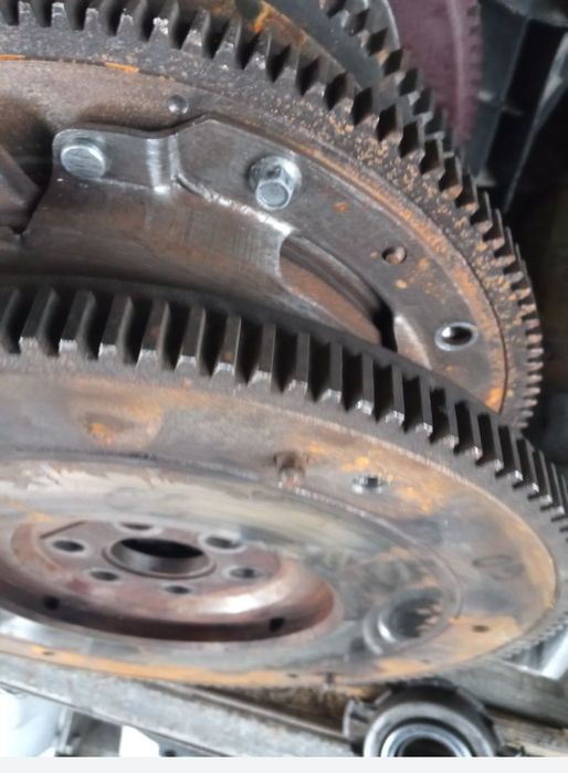 Продам корзину ваз , маховик 2109