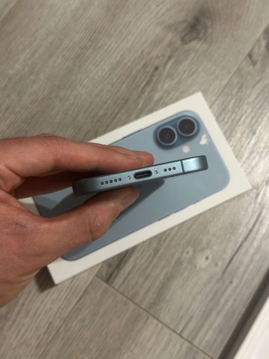 iPhone 16 turkusowy