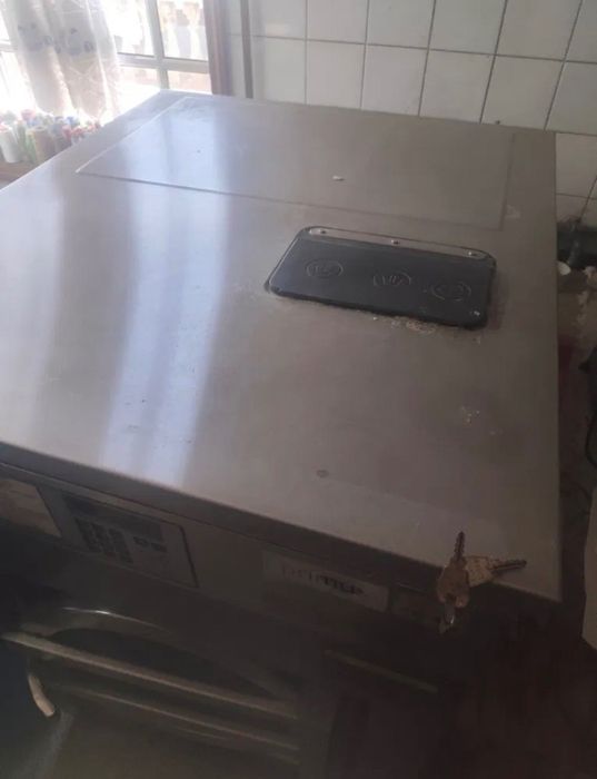 Máquina de lavar industrial Primus 16kg (avariada)