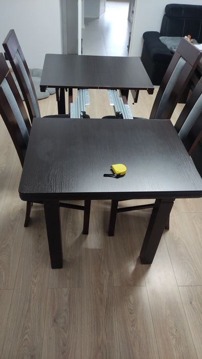 Stół do salonu z krzesłami