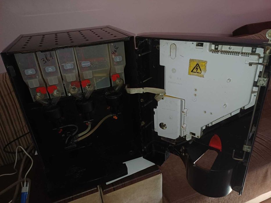 кавовий апарат для розчинної кави в робочому стані