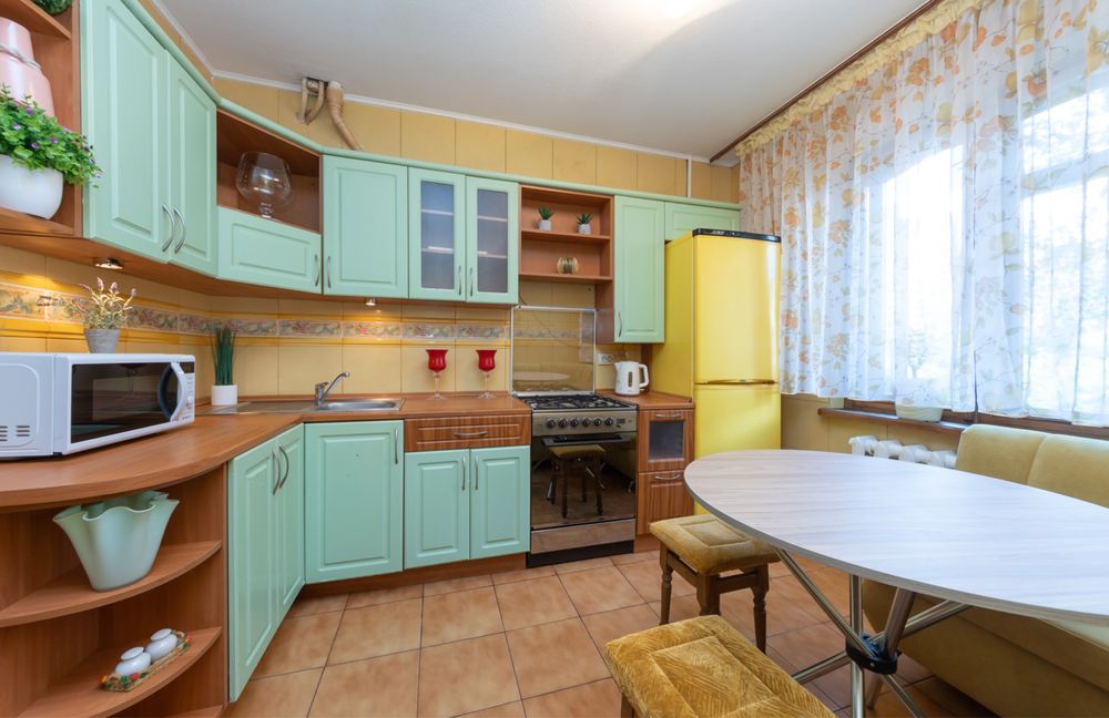 Подобово. Трикімнатна квартира.6 спальних місць.Осокорки -5 хв.Позняки