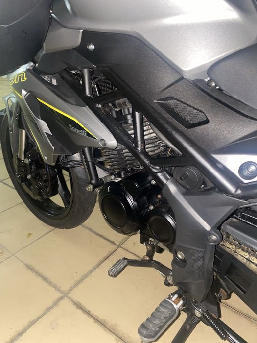 Benelli bn125cc (EU5) pouco rodada.