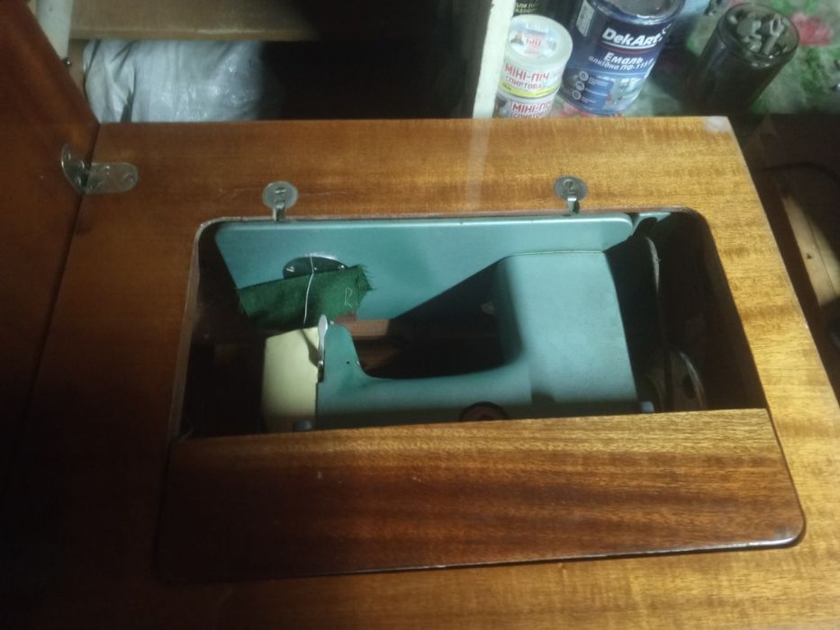Продам швейну машинку