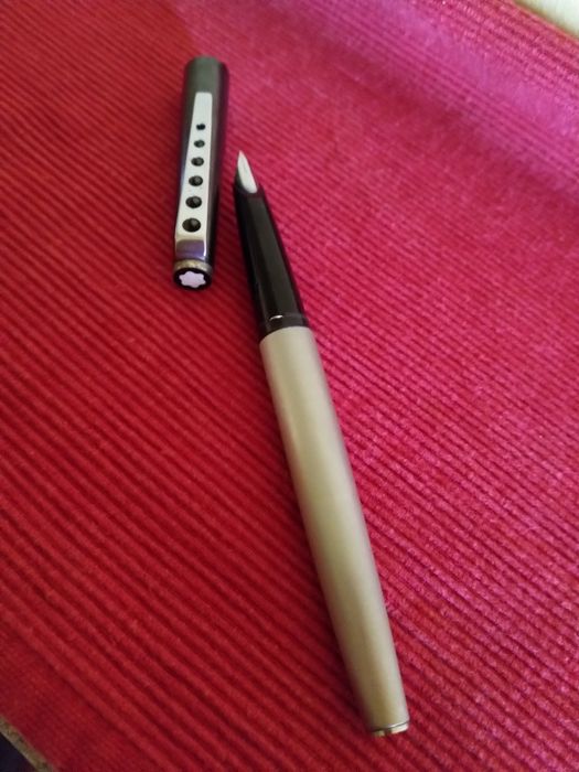 Caneta tinta permanente Mont Blanc, modelo Carrera ano,s 70.