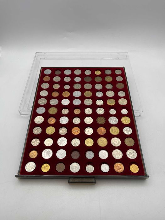 Capa com moedas antigas de diferentes países