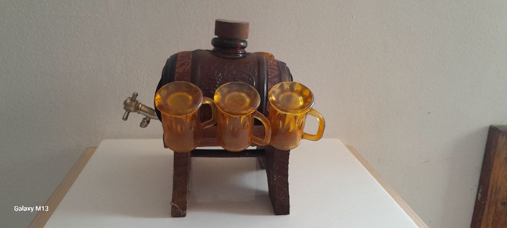 Barril decorativo em loiça e copos vidro