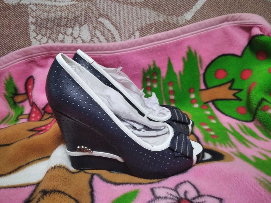 Босоніжки на танкетці