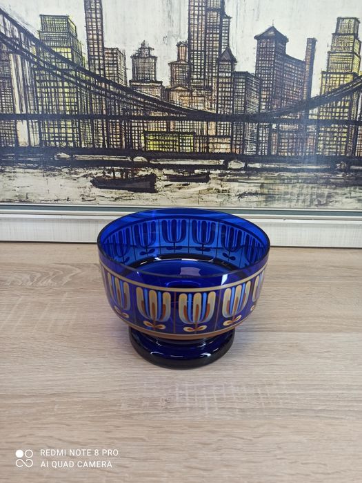 Elegancka misa  ze szkła kobaltowego – dekorowana