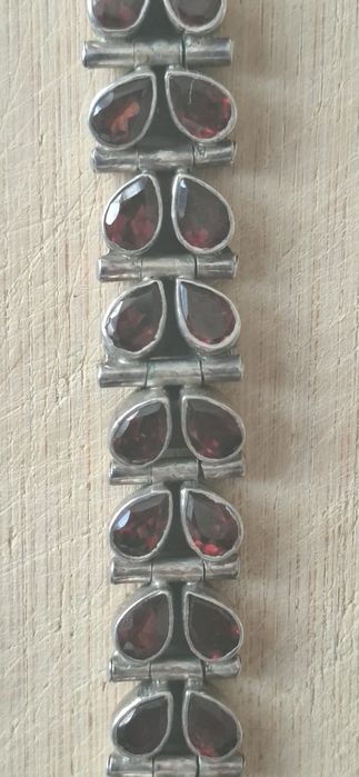 Elegancka bransoletka srebrna z granatami pr. 925