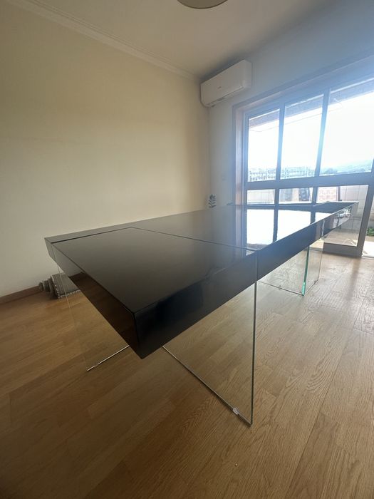 Mesa de Jantar Lacada Preta com Pés em Vidro