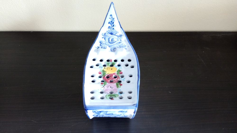 Barco em porcelana antigo