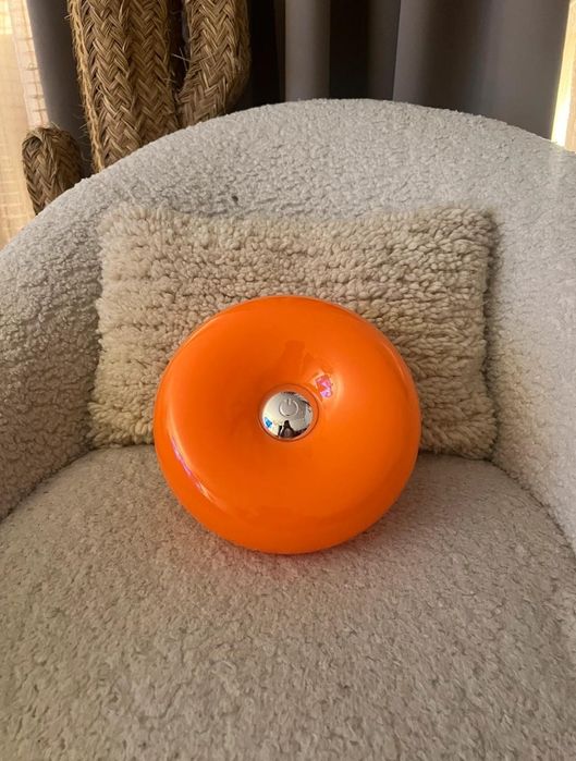 Lâmpada Led em formato donut
Vem com caixa e com cabo USB para carregar.