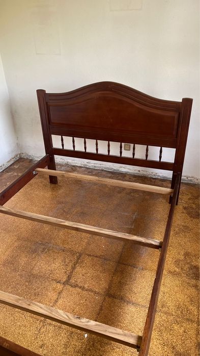 Cama de madeira