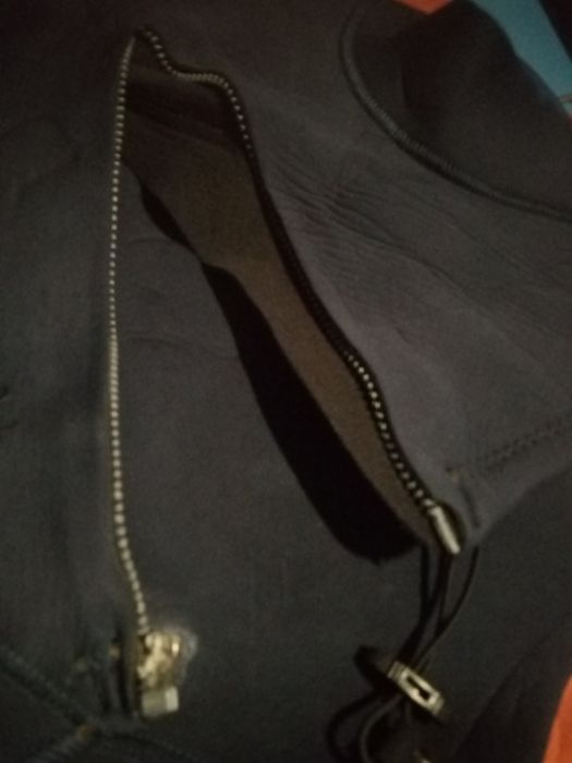 Fato de mergulho quiksilver M ( c/ problema no fecho )