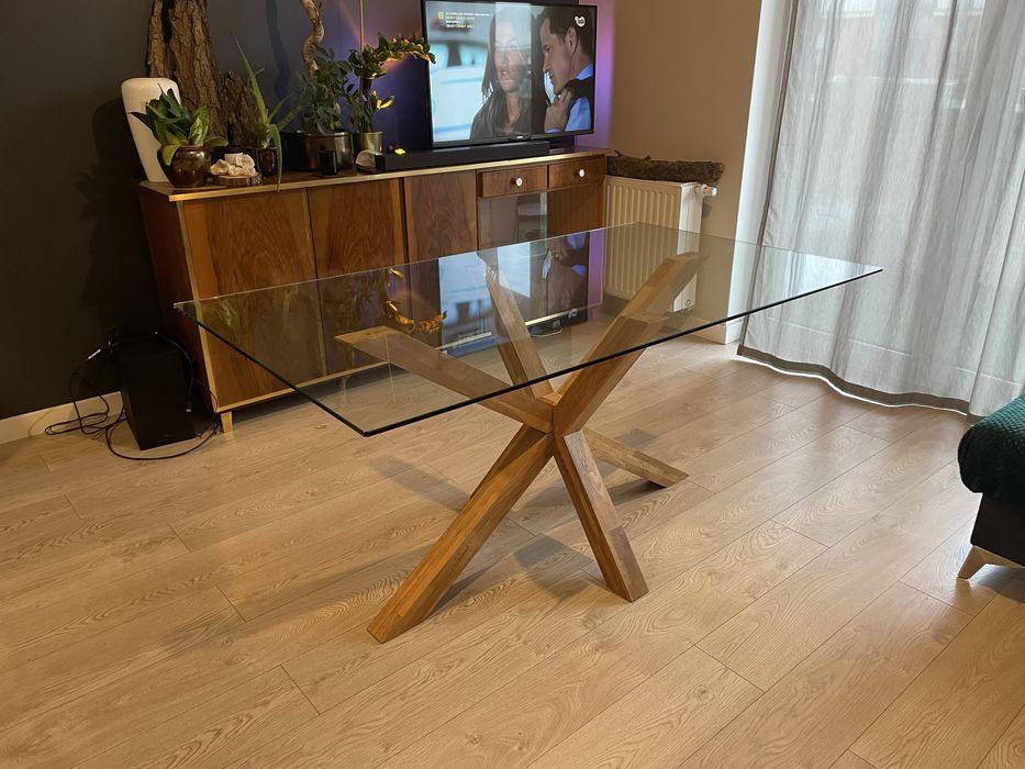 Stół .Hartowane szklo i naturalne drewno.