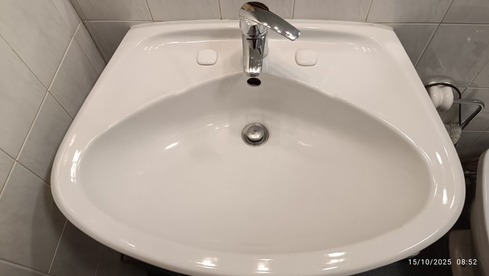 Dois Lavatórios brancos Valadares