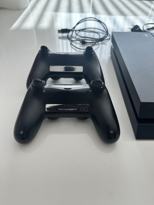 Playstation 4 + 2 comandos
