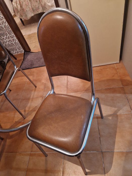 Mesa de vidro com cadeiras
