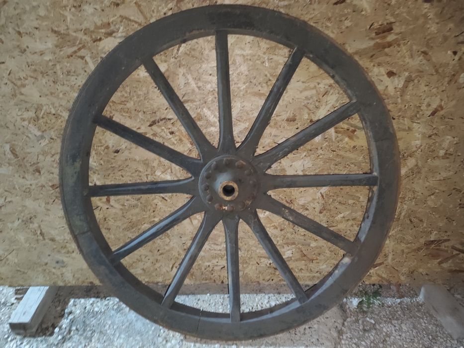 Roda  de madeira com o cubo metálico..