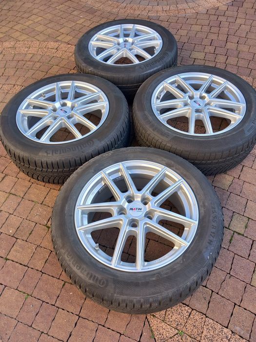 Felgi aluminiowe r 17 z oponami zimowymi.
