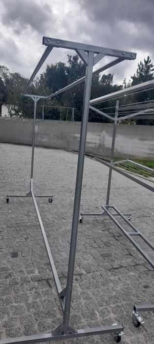 Estendais  com rodas e desmontaveis