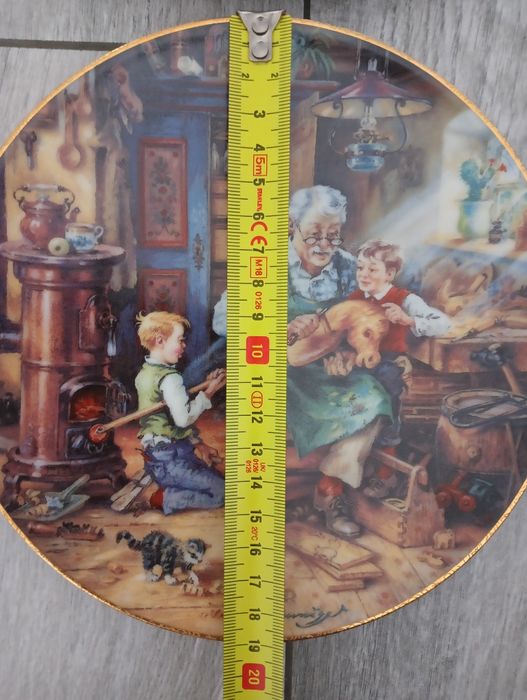 Świąteczne porcelanowe talerze na ścianę.