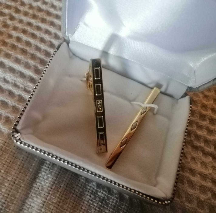 2 antigos alfinetes de gravata em prata dourada de colecção