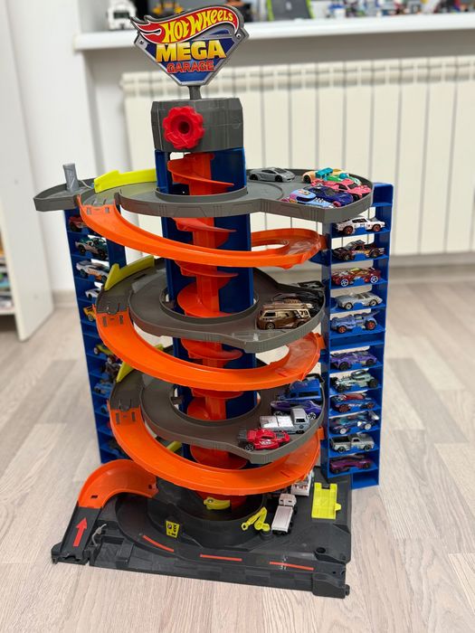Трек Hot Wheels Mega Garage