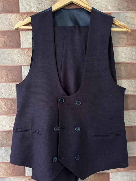 Костюм чоловічий одягнений два рази.