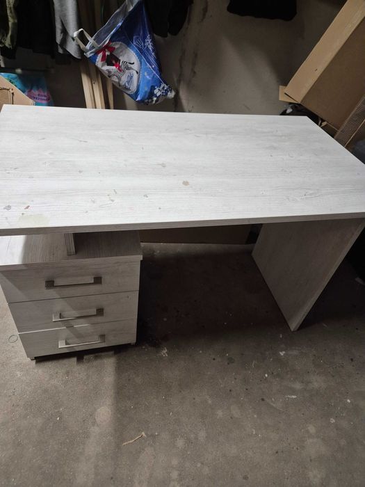 biurko szkolne w jasnym kolorze oddam za darmo