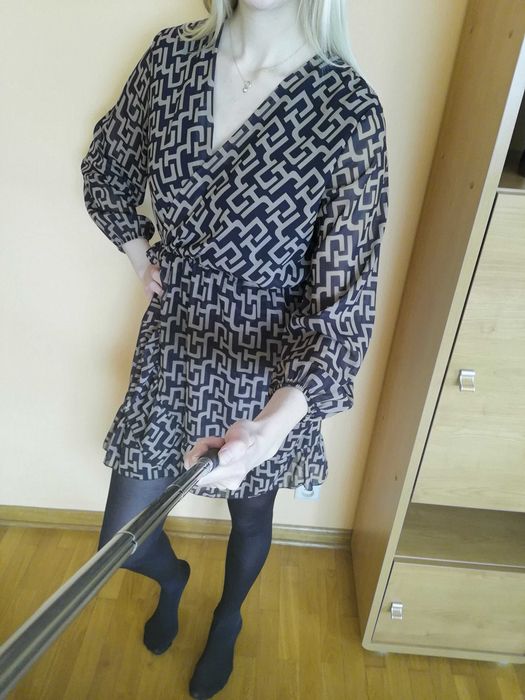 Sukienka z kopertowym dekoltem