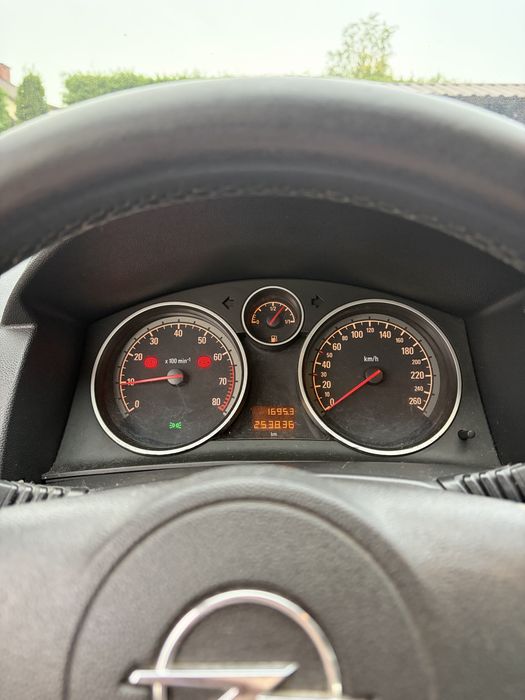 Opel astra H sedan