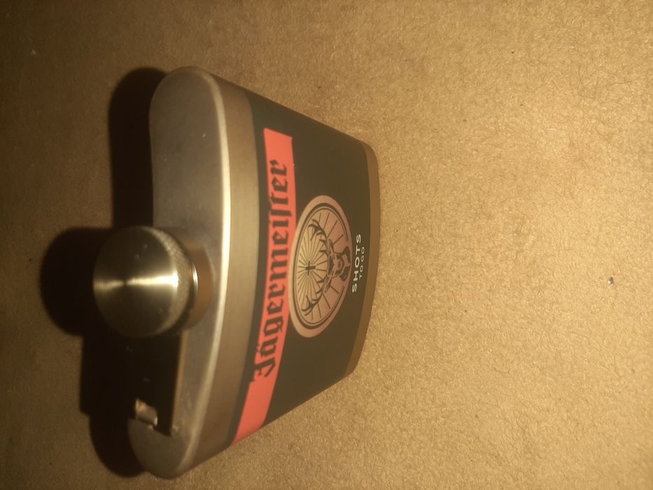 Piersiówka jagemaister