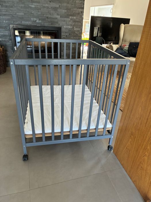 Parque bebê de madeira com rodas