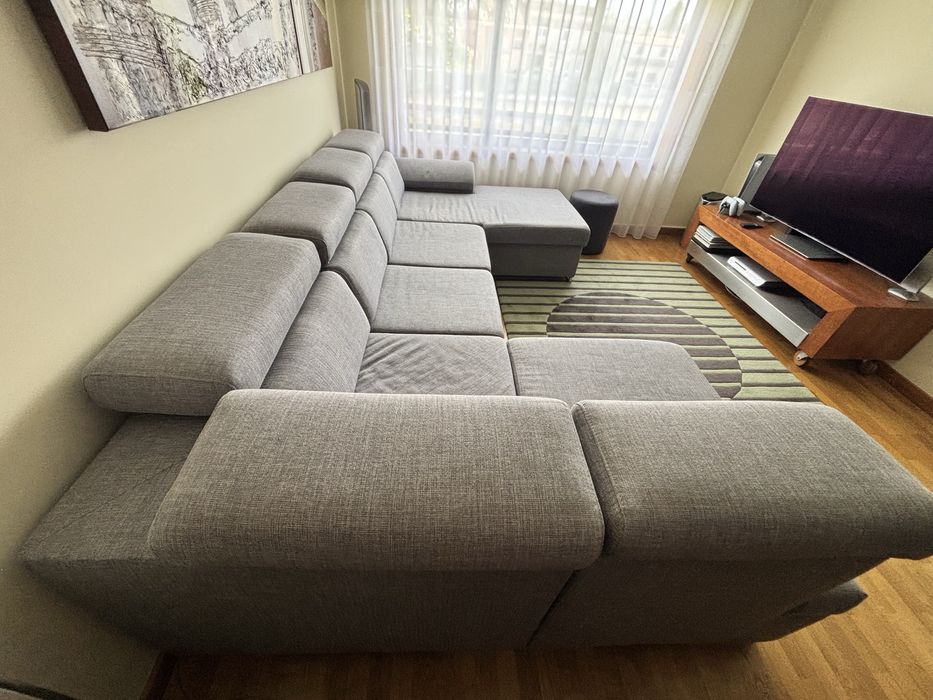 Sofá em tecido com chaise long
