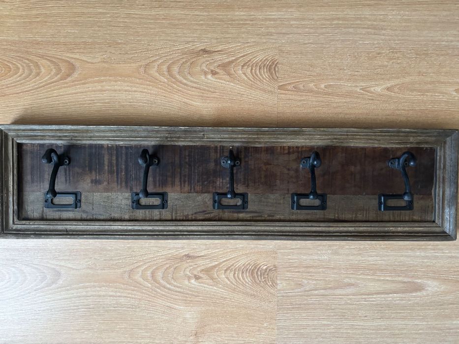 Cabide em madeira novo