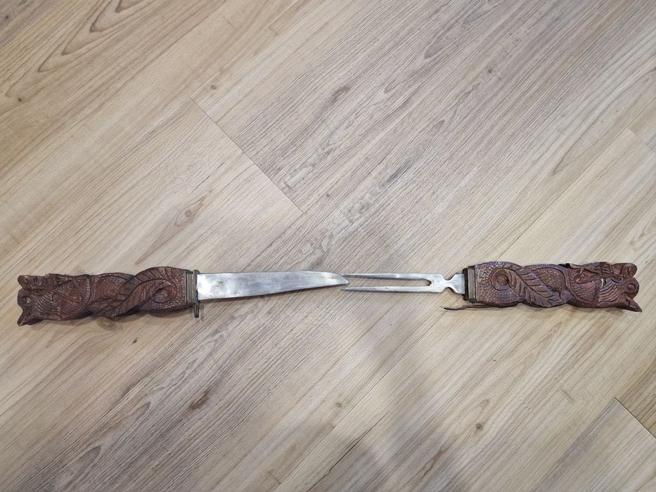 Conjunto artesanal faca e garfo com bainha em madeira entalhada