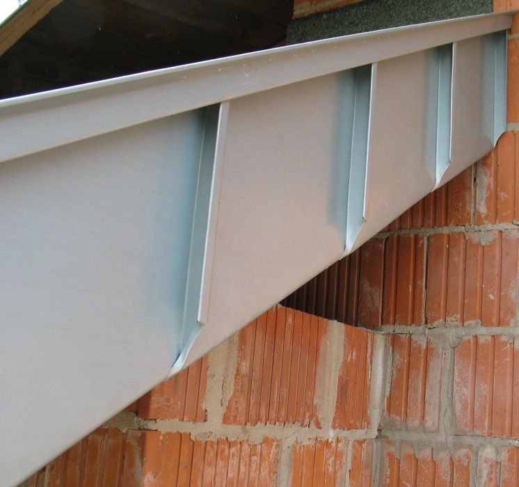 Obróbki blacharskie na rąbek kątowy z podcięciem łezkowym/łukowym.