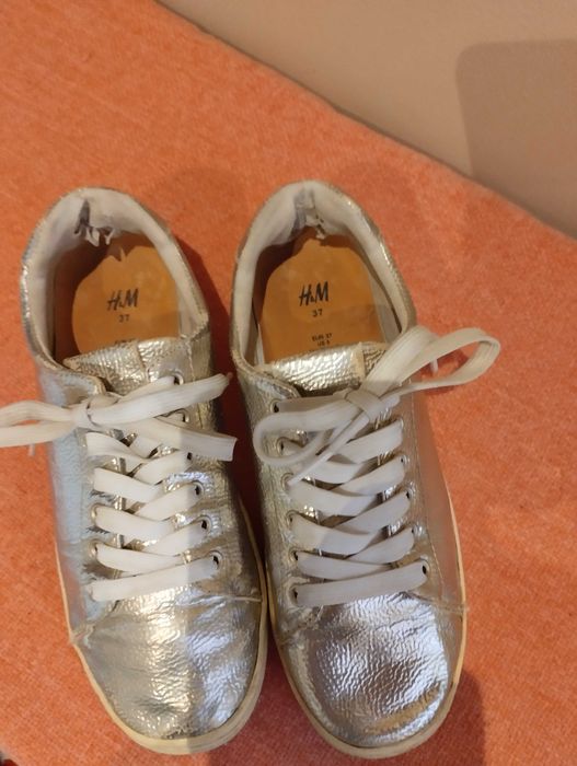 Tenis dourados nº 37 H&M